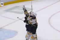 Beim Sieg der Boston Bruins gegen die Vancouver Canucks kommt es zu einem spektakulären Tor. Bruins-Goali Linus Ullmark trifft zum 3:1 für Boston. 