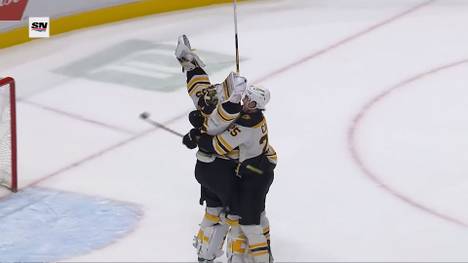 Beim Sieg der Boston Bruins gegen die Vancouver Canucks kommt es zu einem spektakulären Tor. Bruins-Goali Linus Ullmark trifft zum 3:1 für Boston. 