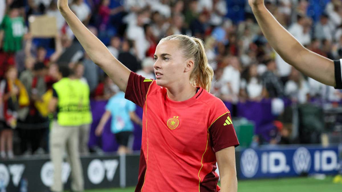 2016 ging sie mit einem Stipendium in die USA und lernte an der Pennsylvania State University Kommunikationswissenschaften und Psychologie. Derzeit studiert sie Sportwissenschaft an der Uni Frankfurt. Mit ihrer neuen Heimat identifiziert sie sich so sehr, dass sie sich sogar die Telefonvorwahl 069 tätowieren ließ.