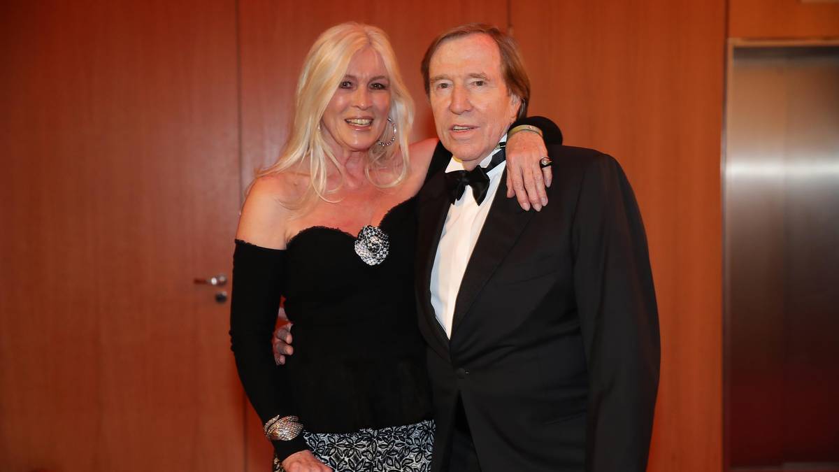 Auch Vertreter des Fußballs durften nicht fehlen. Günter Netzer erschien mit Ehefrau Elvira und holte seine Urkunde für die Aufnahme in die Hall of Fame des deutschen Sports ab