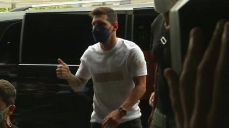 Ein letztes Mal grüßt Lionel Messi seine Fans in Barcelona. Danach steigt er mit seiner Familie in den Flieger nach Paris ein und wird dort einen Zweijahresvertrag unterschreiben.