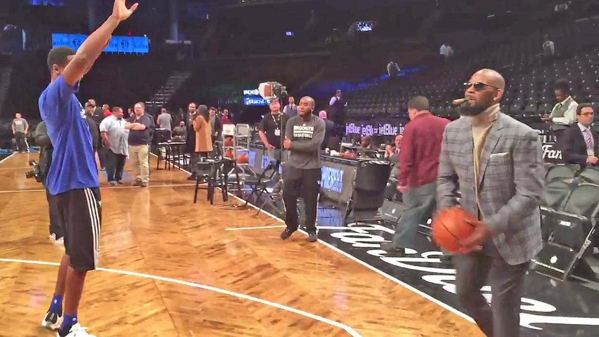 Während des Aufwärmens darf sich R. Kelly auch am Korbwurf versuchen. Mit Zigarre im Mund versenkt er gekonnt einen Dreier