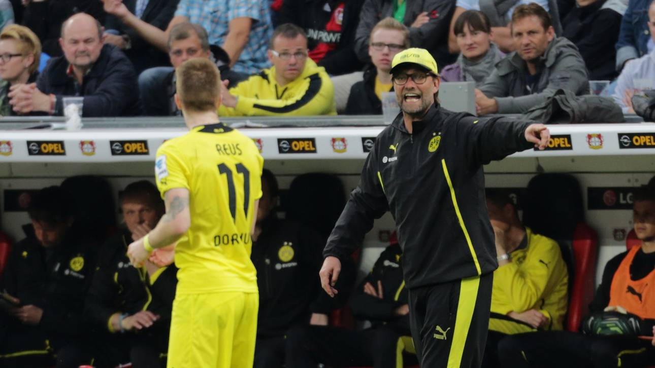 Jürgen Klopp (rechts) gibt Marco Reus Anweisungen