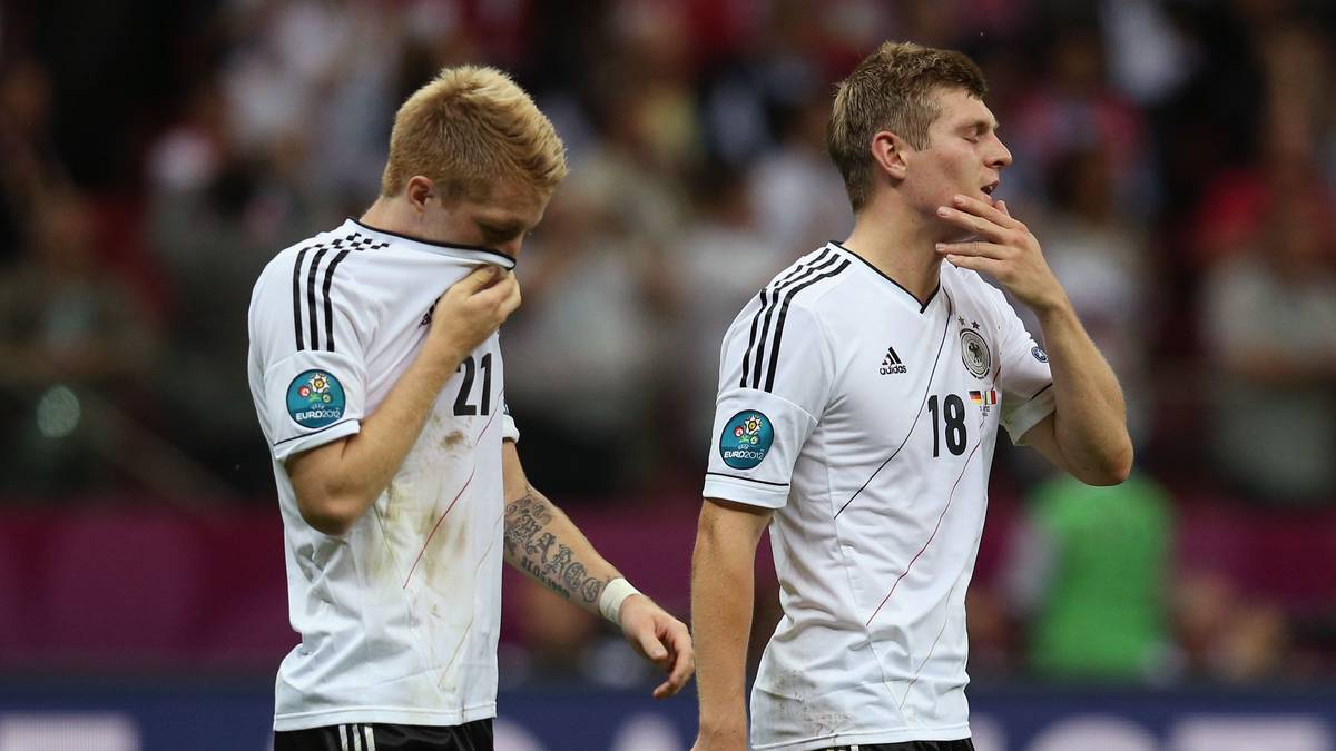 Reus' erstes Turnier endet derweil mit einer Enttäuschung. Bei der EM 2012 ist im Halbfinale Schluss. Reus und Toni Kroos (r.) schleichen nach der 1:2-Pleite gegen Italien frustriert vom Platz