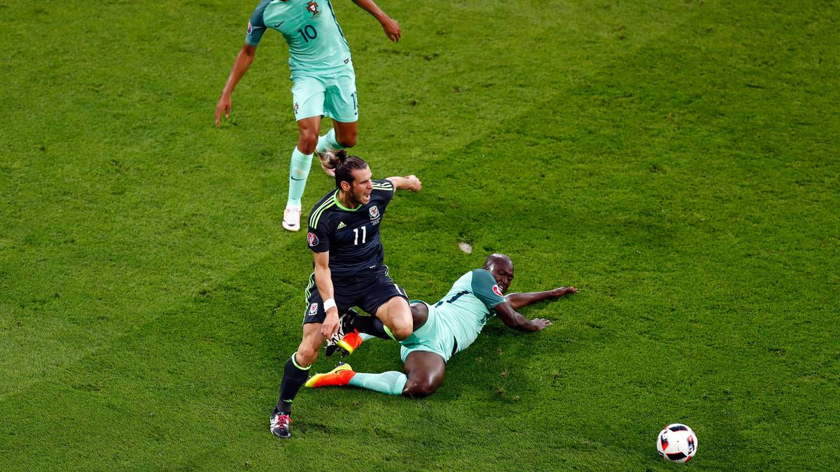 Gareth Bale macht von Anfang an Dampf mit seinen Walisern. Die Partie gegen Portugal beginnt sehr flott