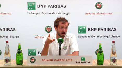 Ganz überraschend ist Daniil Medwedew in der ersten Runde der French Open nach fünf Sätzen gegen Thiago Seyboth Wild ausgeschieden. Der Russe äußerte sich nach der Partie zu den Fans.