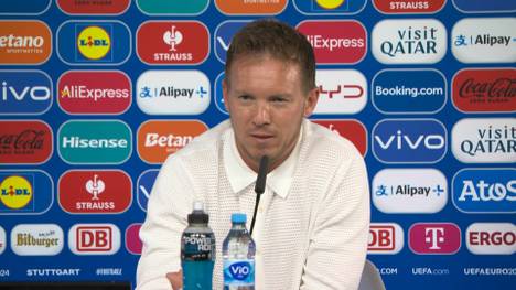 Julian Nagelsmann wird von einem Reporter für sein Gespür bei Einwechslungen gelobt. Der Bundestrainer verteilt die Lorbeeren an seine Co-Trainer.