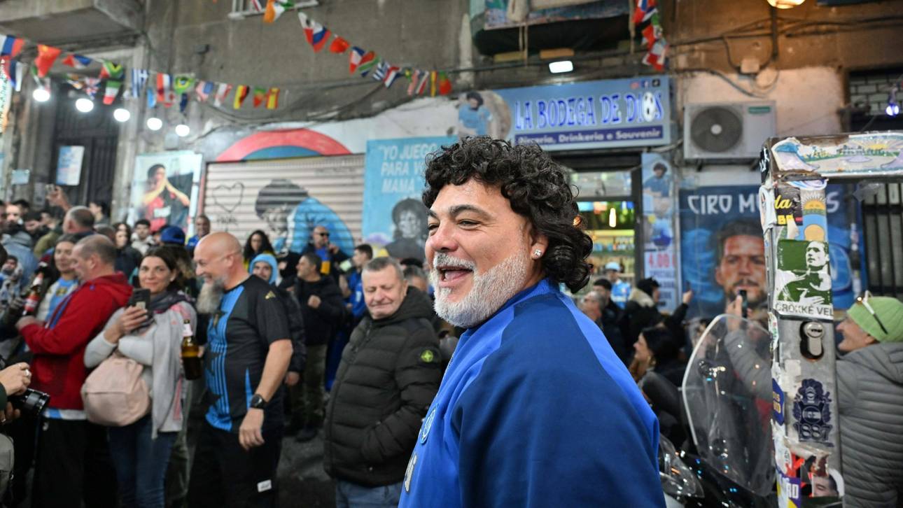 Tausende Maradona-Fans gingen auf die Straßen Neapels - darunter auch mancher dem Fußball-Idol zum Verwechseln ähnlich aussehender Anhänger