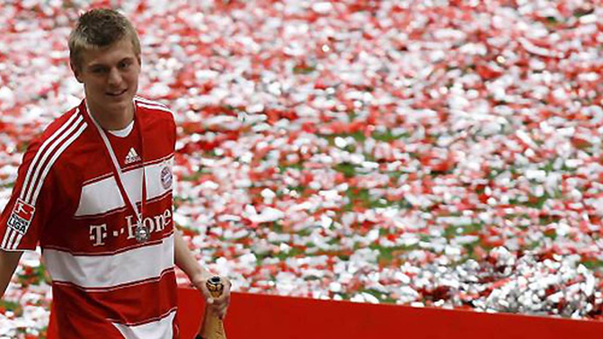 Am Ende seiner ersten Profisaison darf Kroos sich dann auch gleich Deutscher Meister nennen...