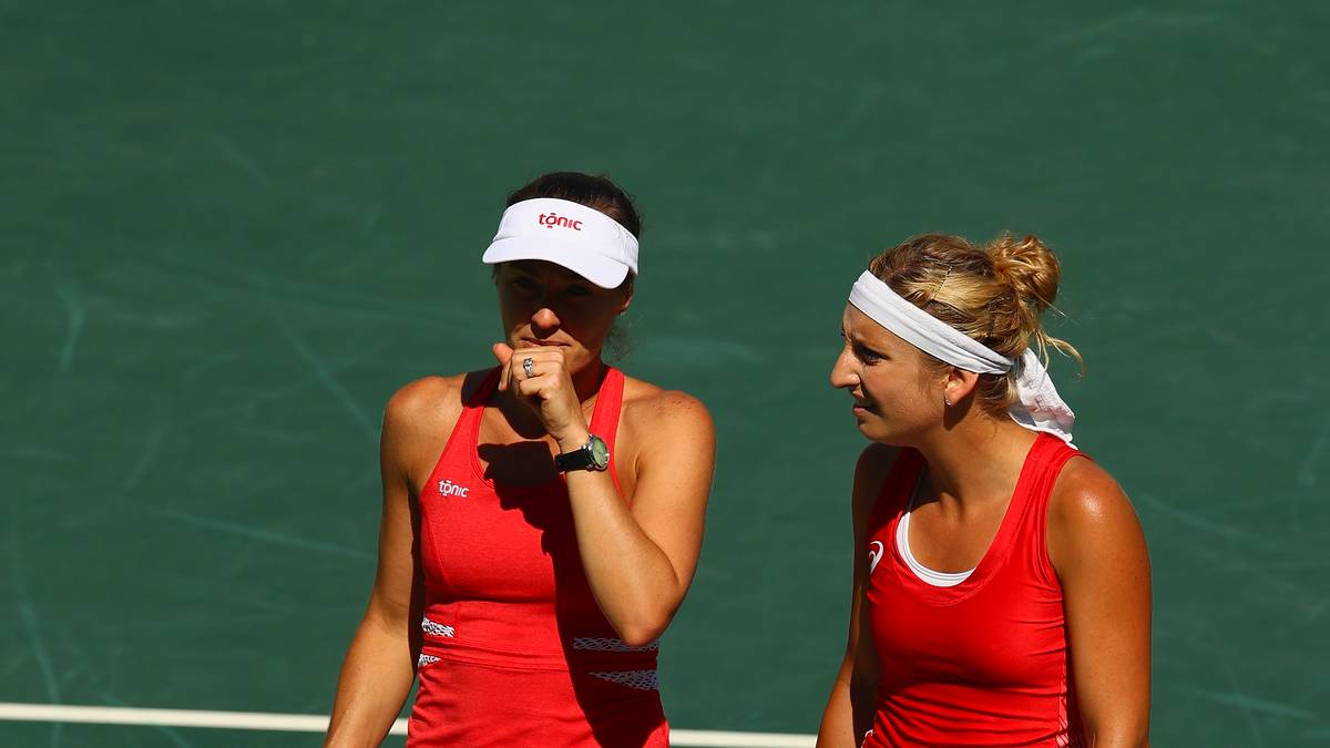Auf dem Weg zur Silbermedaille mussten die Schweizerinnen Martina Hingis (l.) und Timea Bacsinszky im Halbfinale gegen Andrea Hlavackova und Lucie Hradecka Matchbälle abwehren. Das endete unschön: beim zweiten Matchball zielte Hingis volley auf die am Netz postierte Hlavackova - und traf ihre Rivalin mit dem Ball mitten ins Auge