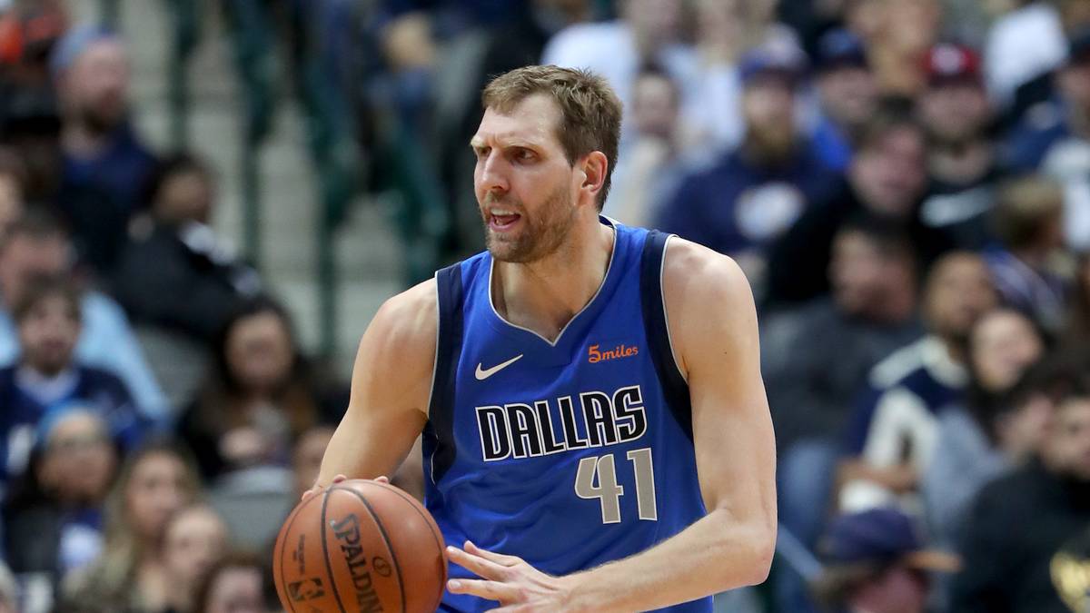 20 JAHRE: Dirk Nowitzki - Dallas Mavericks (1999 bis heute): Das "German Wunderkind" ist eine lebende Legende in der NBA. 2011 wurde er als erster Deutscher mit den Dallas Mavericks Meister und krönte damit seine Zeit bei den Mavs