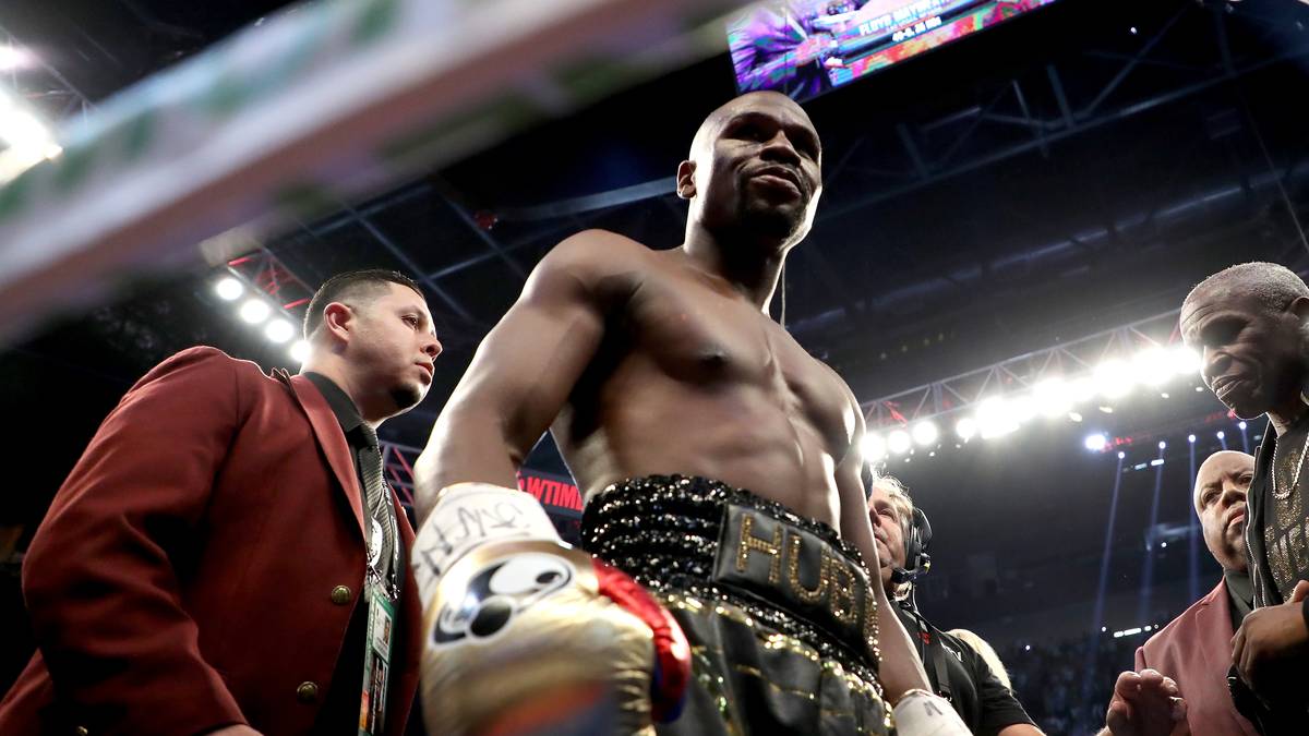 FLOYD MAYWEATHER: Gewann jeden seiner 50 Profikämpfe, hielt in fünf verschiedenen Gewichtsklassen den Weltmeister-Gürtel der WBC. Legendäre Kämpfe gegen de la Hoya, Pacquiao und UFC-Star Conor McGregor, nach letzterem beendete er seine Laufbahn. War zwischen 2012 und 2017 viermal der bestverdienende Sportler der Welt und verdiente sich seinen Spitznahmen "Money"