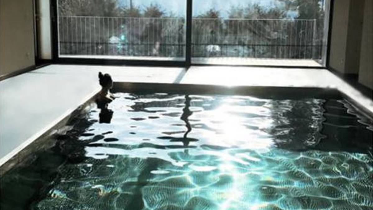 Costas Frau Luisa Ramos weiht zumindest schon mal den kostspieligen Pool ein