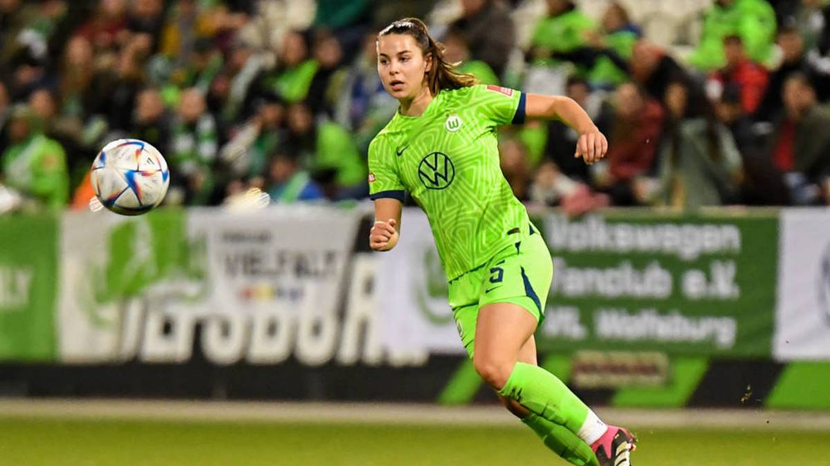 Lena Sophie Oberdorf ist 21 Jahre alt und spielt beim VfL Wolfsburg. Bislang absolvierte sie 38 Länderspiele und schoss drei Tore. 2022 wurde sie Vize-Europameisterin und 2017 U17-Europameisterin