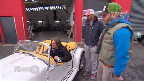 Percy Hoven ist die Stimme aus dem Off der PS PROFIS und ein echter Autonarr. Jean-Pierre und Sidney sollen dem Sprecher helfen, den passenden Retro-Klassiker zu finden. Für 50.000 Euro können die Dortmunder aus dem Vollen schöpfen. Zur Auswahl stehen ein Morgan Roadster, eine AC Cobra und ein Jaguar D-Type. Wie wird sich „The Voice“ entscheiden?