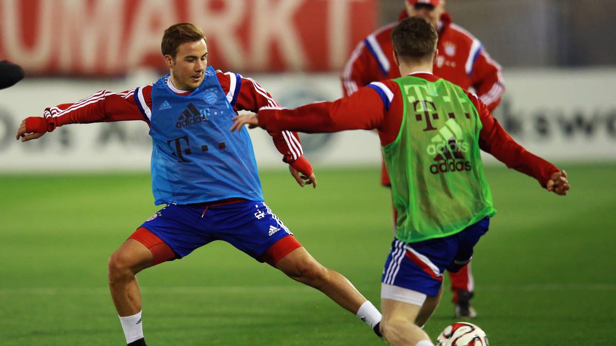 ... und bittet auf den Platz. Am zweiten Tag in Doha ist nun auch Mario Götze nach nach überstandenem Magen-Darm-Infekt ins Teamtraining eingestiegen