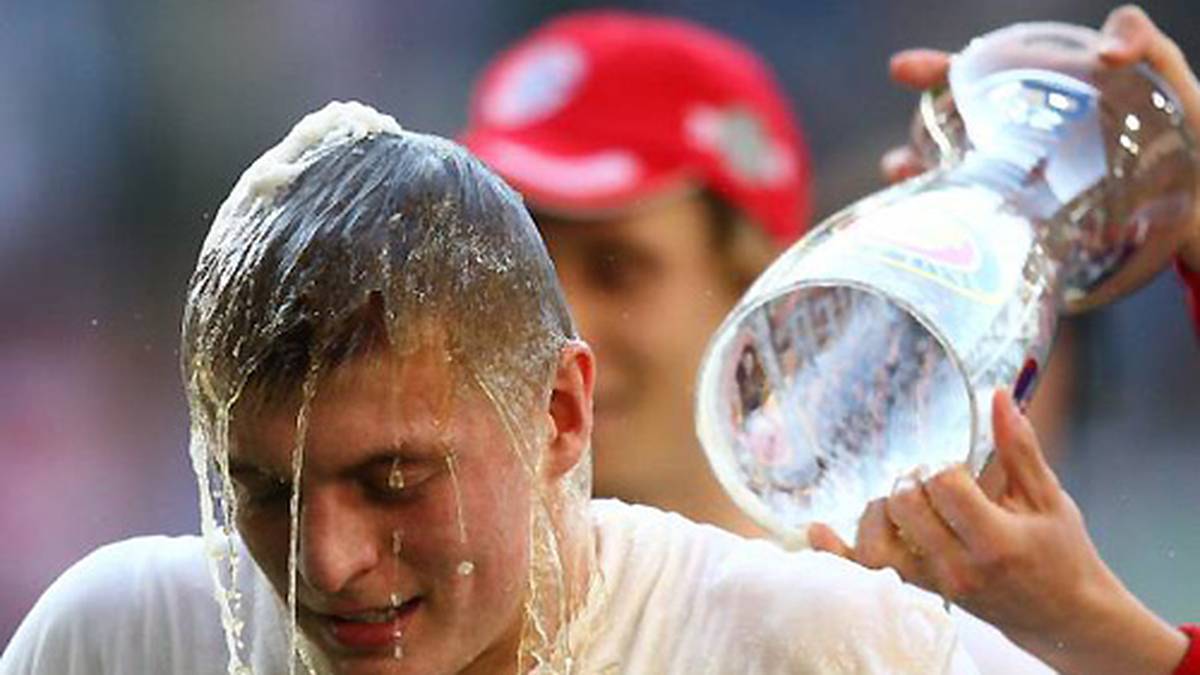 ... und kommt dabei auch nicht an der obligatorischen Weißbierdusche vorbei