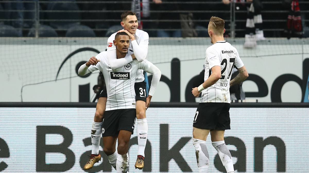 Das erste Tor fällt auf der anderen Seite: Sebastien Haller (l.) bringt Frankfurt in der 28. Minute in Führung