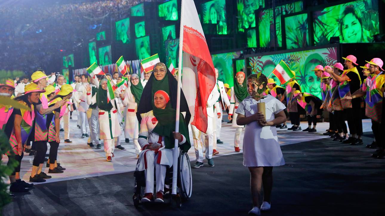 Gelähmte Iranerin trägt Fahne