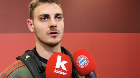 Vor dem dritten Gegentreffer des FC Bayern sieht Josip Stanisic ein klares Foul an sich selbst und kritisiert Antonio Rüdiger, der ihm noch ein paar Worte mitgab.