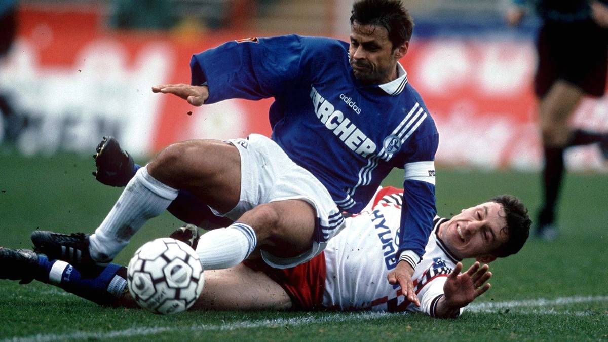 OLAF THON (am 1.7. 1994): Nachdem es bei den Bayern nicht mehr so richtig klappt, wechselt Thon zurück nach Schalke. Sein größter Erfolg: Mit den Knappen gewinnt er 1997 den UEFA-Pokal