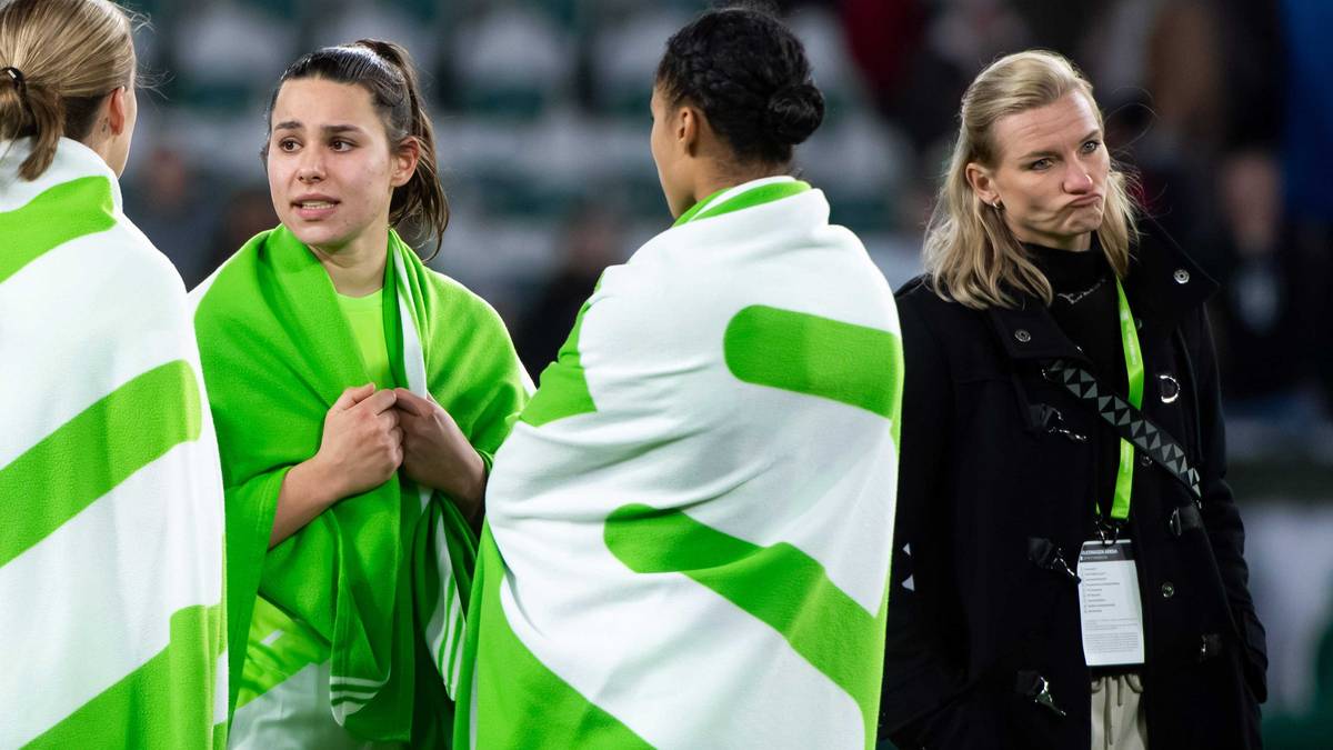 Alexandra Popp (r.) ist vom Bayern-Wechsel ihrer Wolfsburg-Kollegin Lena Oberdorf nicht begeistert