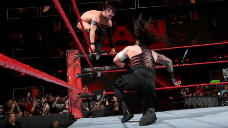 Finn Balor (l.) und Roman Reigns können auf WWE Universal Champ Brock Lesnar treffen