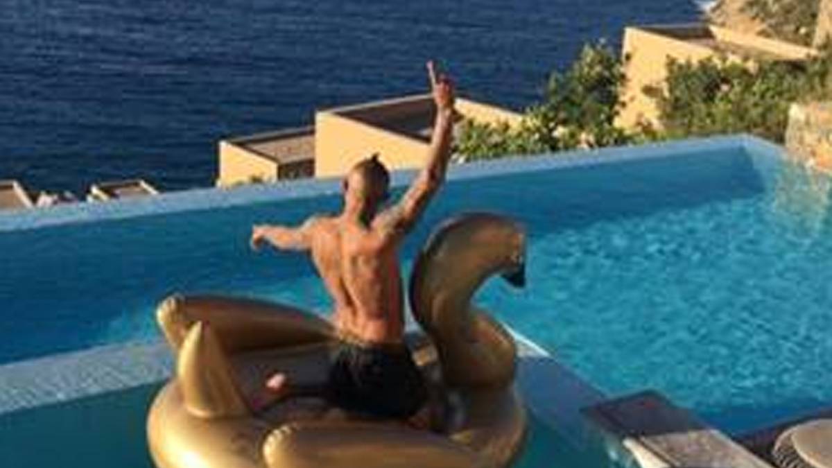 Der Krieger auf einem goldenen Schwan: Arturo Vidal genießt seinen Urlaub in vollen Zügen. Der Bayern-Star erholt sich gerade vom verlorenen Finale im Confed Cup gegen Deutschland 
