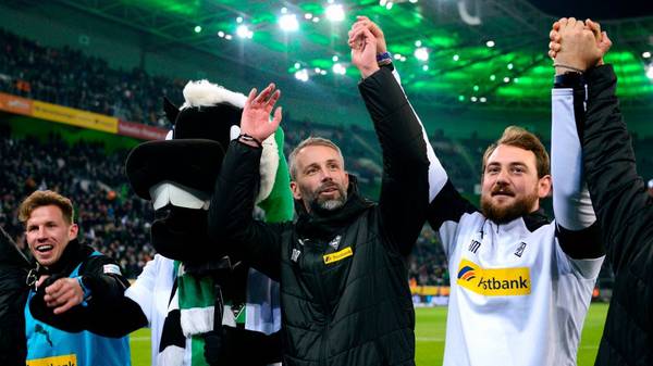 Moenchengladbach's German head coach Marco Rose (C) celebrates with team members and the mascot after the German first division Bundesliga football match Borussia Moenchengladbach vs Bayern Munich in Moenchengladbach, western Germany, on December 7, 2019. (Photo by UWE KRAFT / AFP) / DFL REGULATIONS PROHIBIT ANY USE OF PHOTOGRAPHS AS IMAGE SEQUENCES AND/OR QUASI-VIDEO (Photo by UWE KRAFT/AFP via Getty Images)