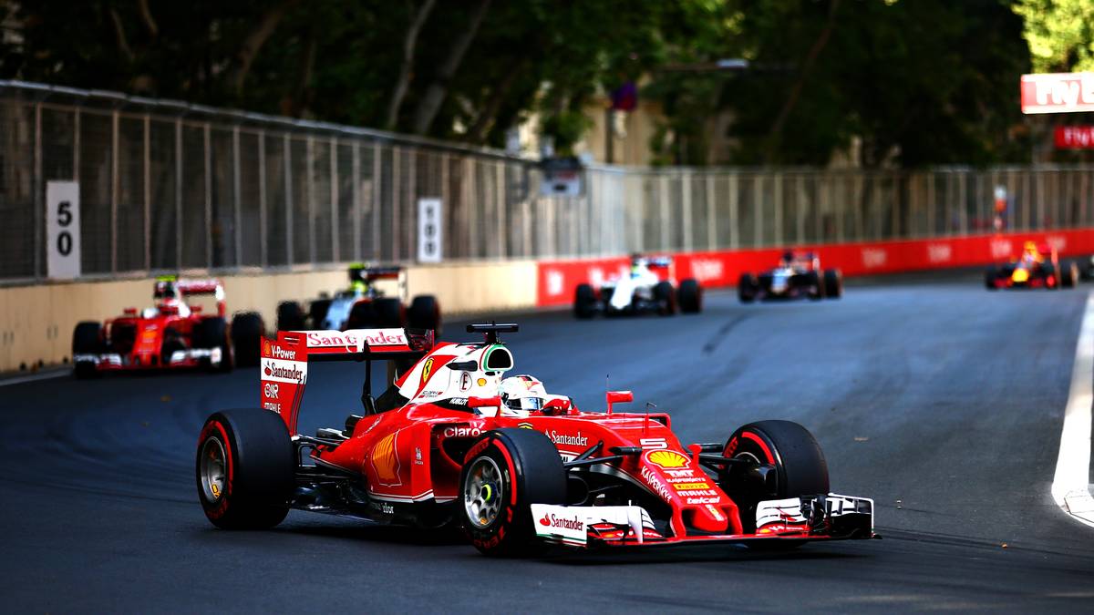 Vettel fährt ein recht entspanntes Rennen. Von hinten droht ihm wenig Gefahr, da sein Teamkollege Kimi Räikkönen auf älteren Reifen unterwegs ist - nach vorne geht allerdings auch nichts, da Rosberg in einer eigenen Liga unterwegs ist