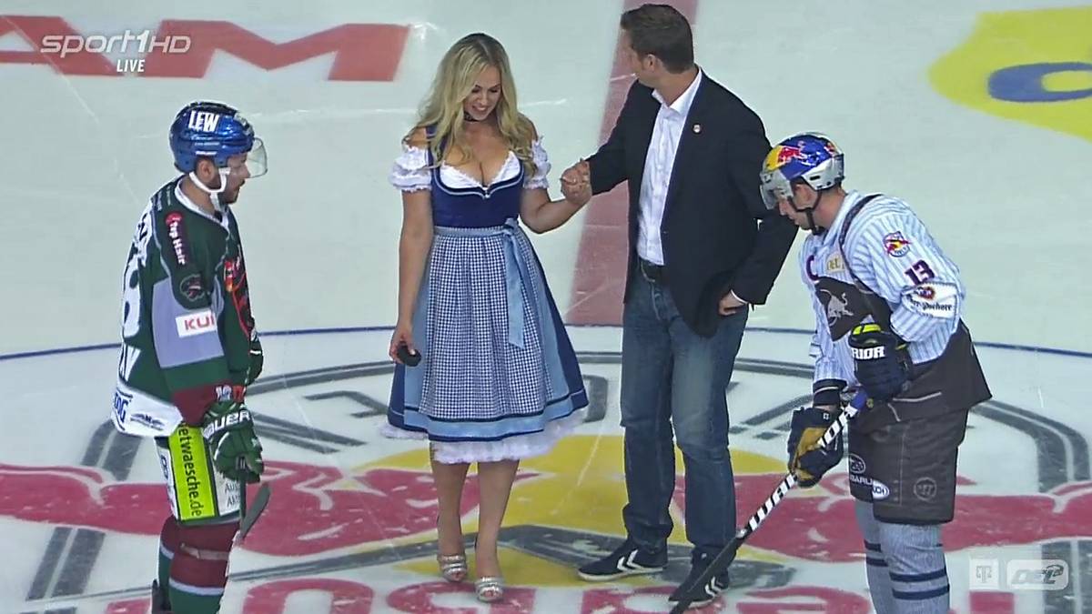 Münchens Michael Wolf erklärt noch kurz wo der Puck landen soll...