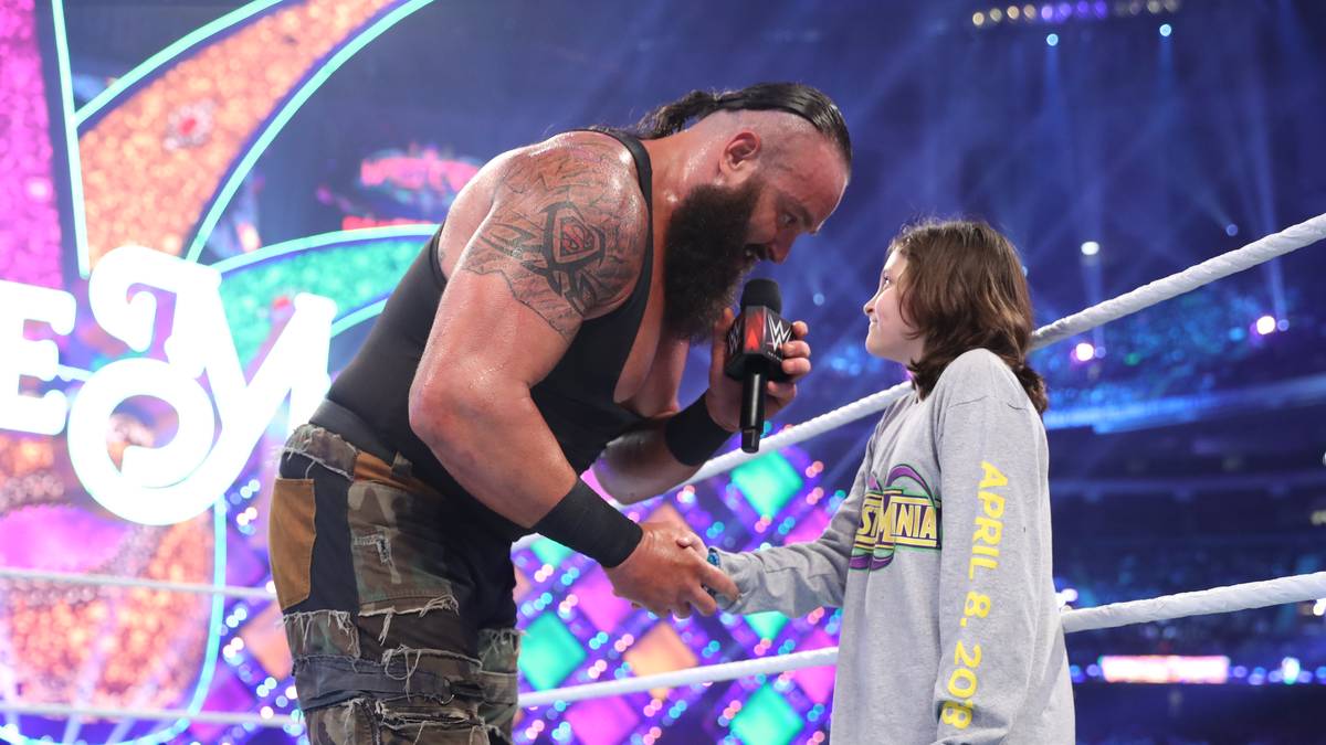 Braun Strowman, ihr partnerloser Herausforderer, holt ein Kind aus dem Publikum und bittet es, an seiner Seite zu kämpfen