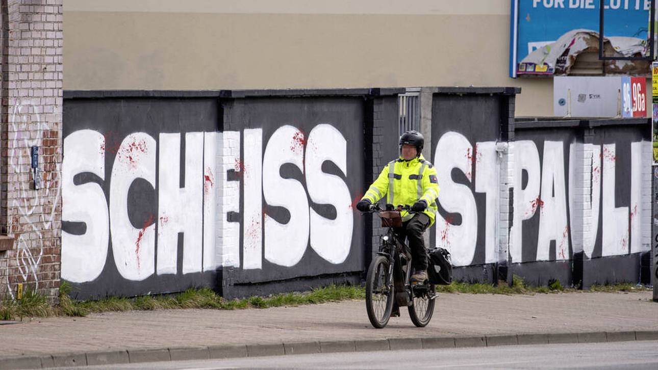 St. Pauli mit Schweinsköpfen beleidigt