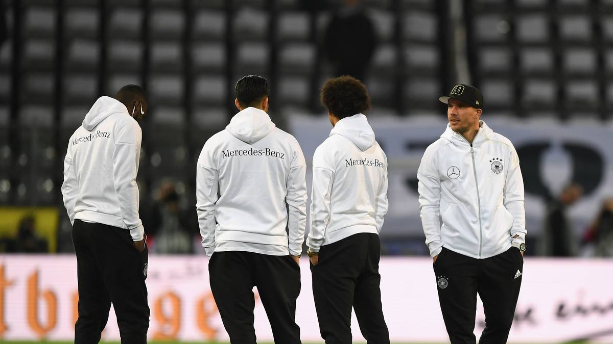 Etwa eine Stunde vor dem Anpfiff trifft das DFB-Team am Signal Iduna Park ein. Ganz entspannt macht sich Podolski mit den Platzbedingungen vor Ort vertraut