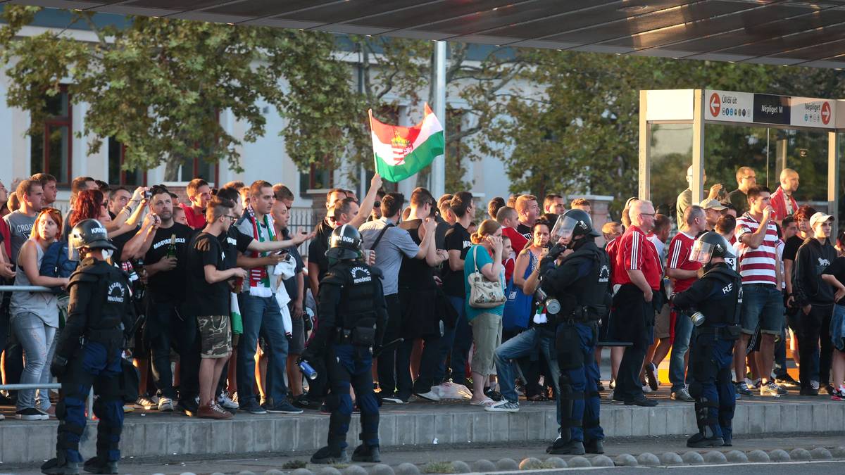 Das es auch anders geht, beweisen diese ungarischen Fans, die den Anweisungen der Beamten ohne Widerstand Folge leisten