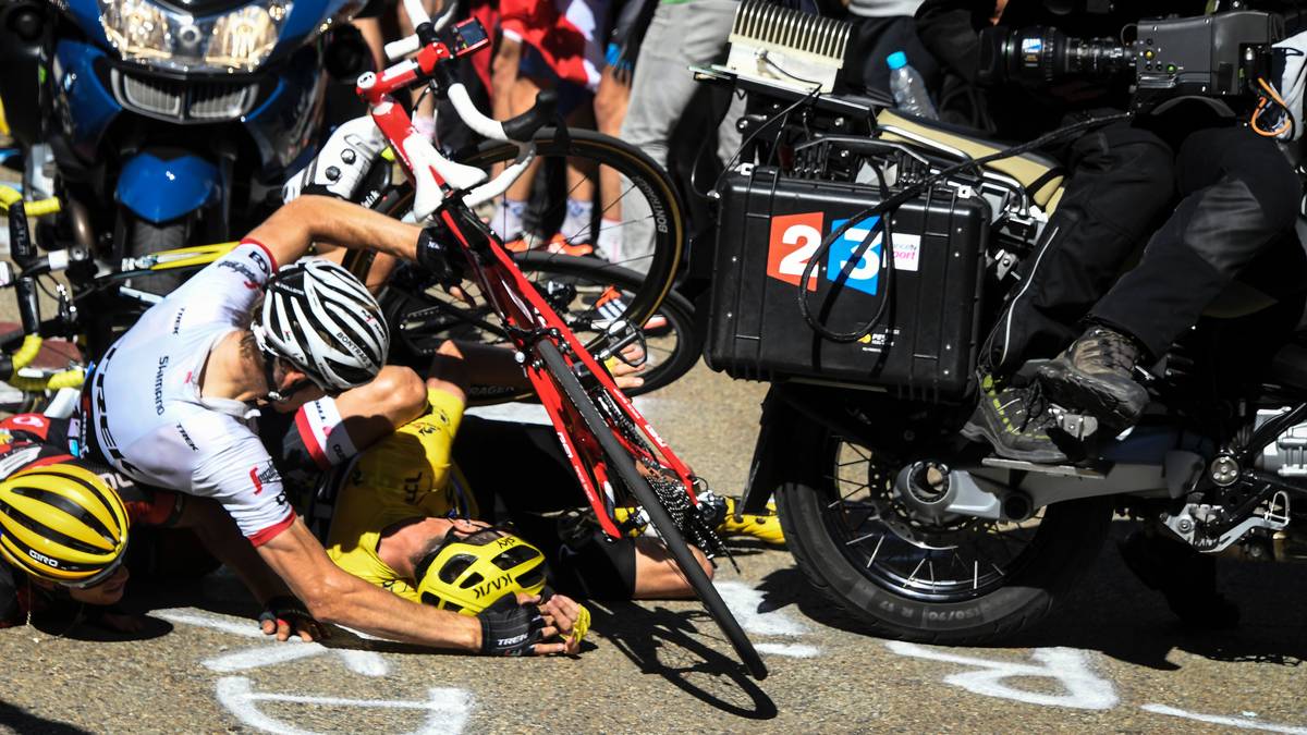 2016: Wieder stand Froome im Mittelpunkt, dieses Mal wurde es aber dramatisch. Direkt vor der dreiköpfigen Gruppe um Froome kam ein Motorrad abrupt zum Stehen, nachdem es förmlich in einer Wand von disziplinlosen Fans stecken geblieben war. Während Richie Porte und Bauke Mollema recht schnell weiter fahren konnten...