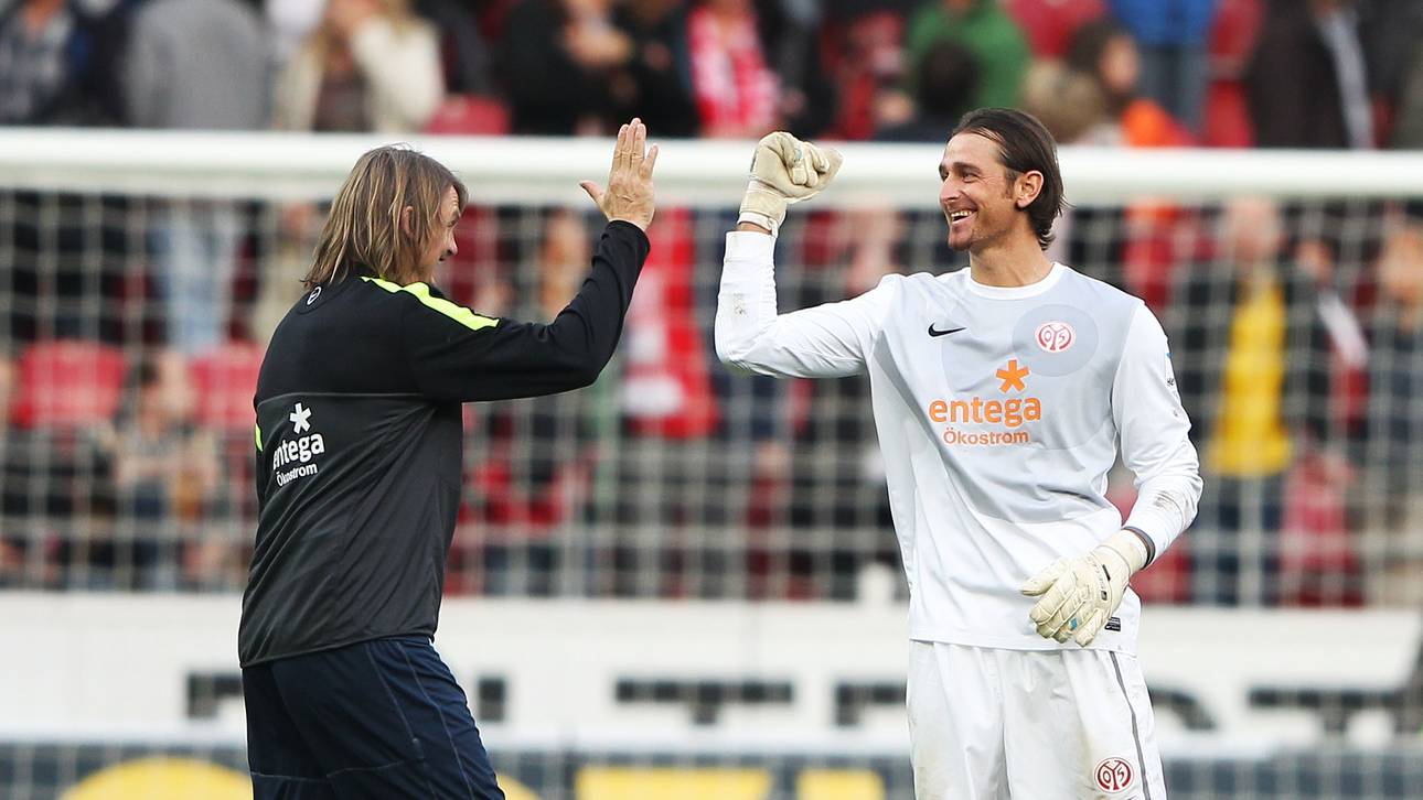Heinz Müller klatscht mit einem Betreuer ab