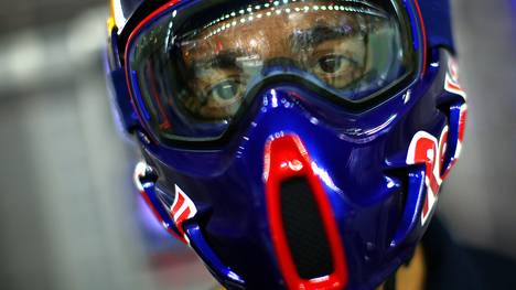 Diese Maske dient nur der Sicherheit: Ein Red-Bull-Mechaniker bei einer Boxenstopp-Übung