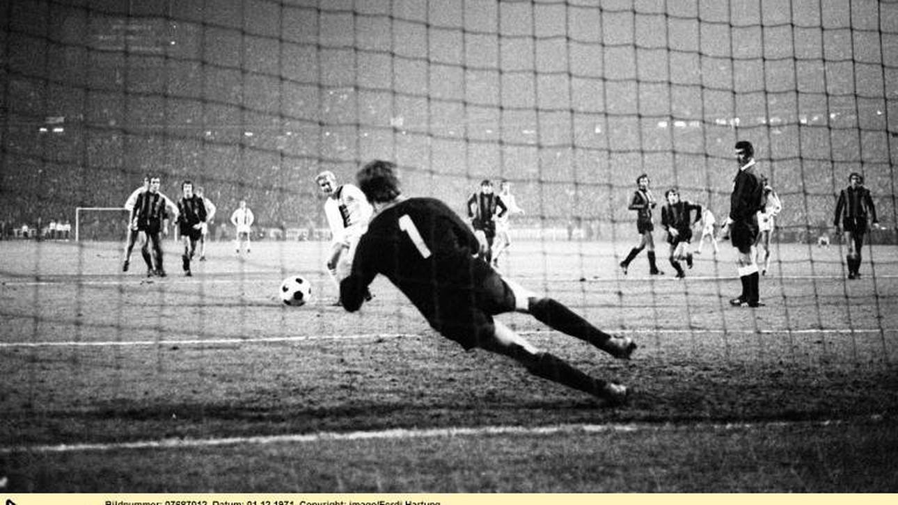 Klaus Dieter Sieloff verschießt den Elfmeter gegen Inter-Torwart Ivano Bordon
