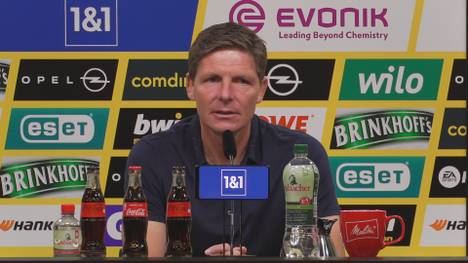 Oliver Glasner spricht nach der 2:5-Niederlage seiner Eintracht gegen den BVB über die durchwachsene Leistung seiner Dreierkette. Was folgt ist ein kurioser Versprecher.