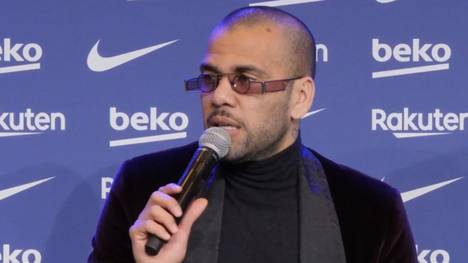 Dani Alves erzählt, wie es zu seiner Rückkehr zum FC Barcelona gekommen ist, warum Gehalt für ihn keine Rolle spielt und was er sportlich erwartet.