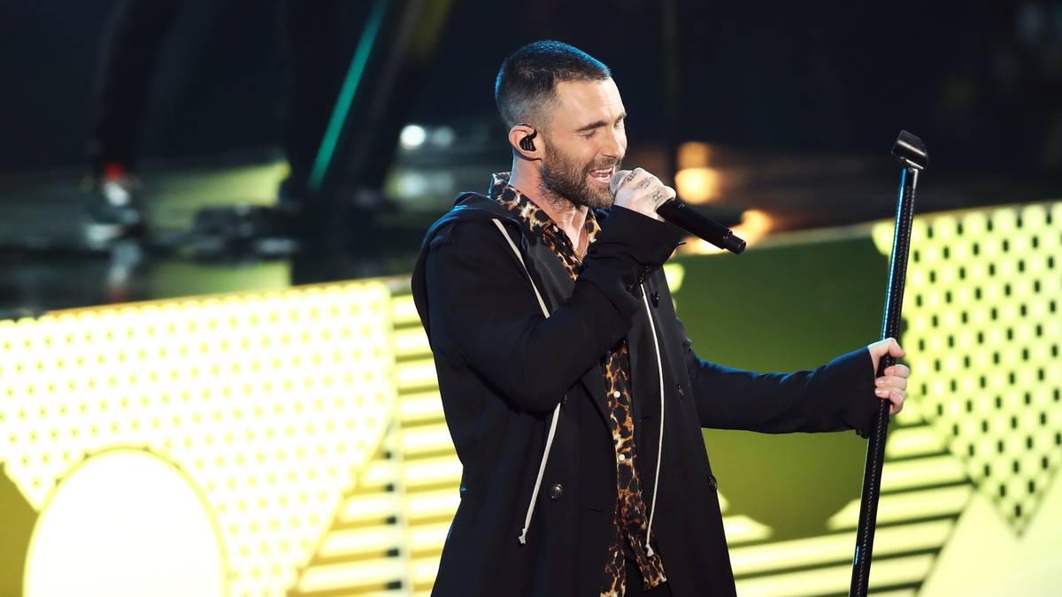 Maroon 5 glänzte dagegen beim Super Bowl 2019 eher nicht mit dem spektakulärsten Auftritt aller Zeiten. Die Popband steht zusammen mit den Rappern Travis Scott und Big Boi auf der Bühne