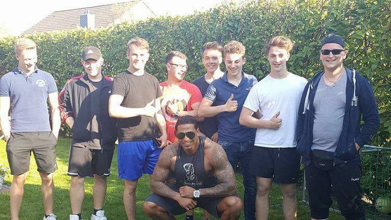 Wiese kickt im heimischen Garten