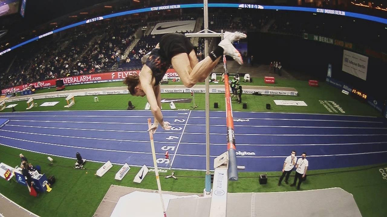 ISTAF Indoor: Rutger Koppelaar mit kurioser Einlage I Stabhochspringen