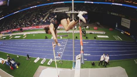 Rutger Koppelaar zeigt beim Stabhochspringen eine kuriose Einlage. Während seines Sprungs bei der ISTAF Indoor versucht er wie ein Frosch über die Latte zu kommen - allerdings erfolglos.