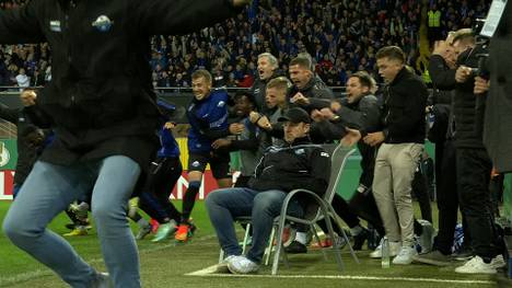 Spannung pur hatte das Duell zwischen Paderborn und Bremen zu bieten. Es ging über die volle Distanz - und dann nach 2:0 und 2:2 ins Elfmeterschießen. Einer bleibt eiskalt - Trainer Lukas Kwasniok.