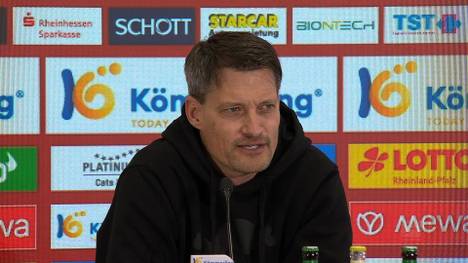 Der Trainer des FC St. Pauli, Alexander Blessin, muss das Bundesliga-Spiel in Mainz von der Pressetribüne aus verfolgen - und will das nie wieder erleben. 