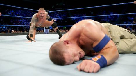 Randy Orton (l.) pinnte bei WWE SmackDown Live John Cena