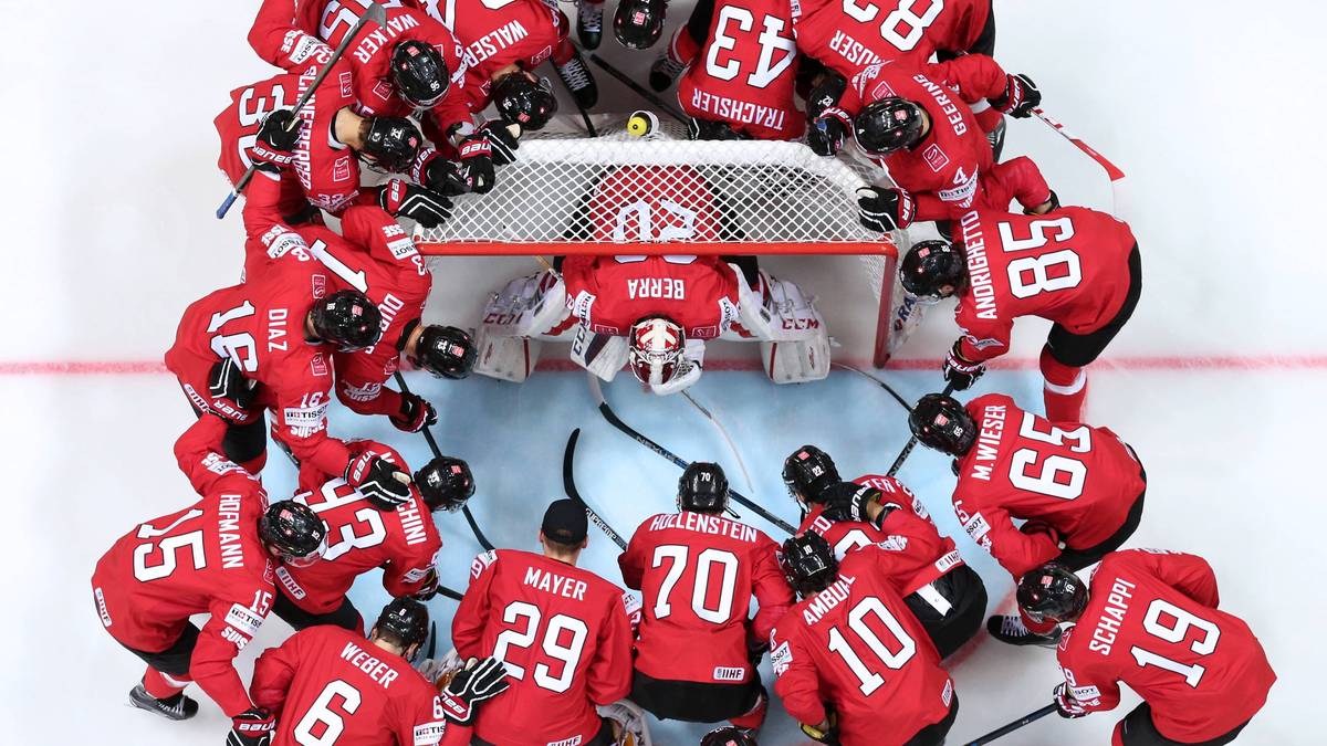 Im Parallelspiel der Gruppe B schwört sich die Schweizer Nationalmannschaft auf das Duell gegen Dänemark ein