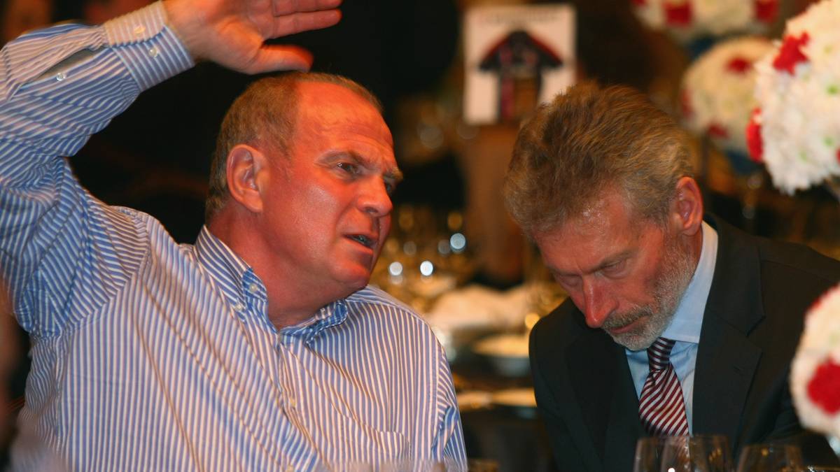 "Bei Uli Hoeneß geht es immer um die FC-Bayern-Familie. Da müssten jetzt die Kinder der Familie sagen: Für den Papa müssen wir uns jetzt gewaltig schämen", legte Breitner nach. Das ließ Hoeneß nicht auf sich sitzen und legte seinem ehemaligen Teamkollegen nun nahe, sich nicht mehr im Ehrengast-Bereich des Münchner Stadions blicken zu lassen